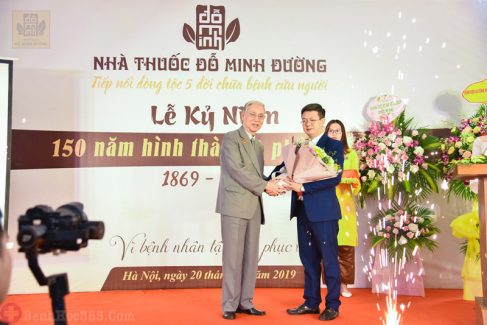 Thầy thuốc ưu tú, dược sĩ Chuyên khoa 2 – Ông: Nguyễn Đức Đoàn – Chủ tịch Hội nam y Việt Nam (tay trái).