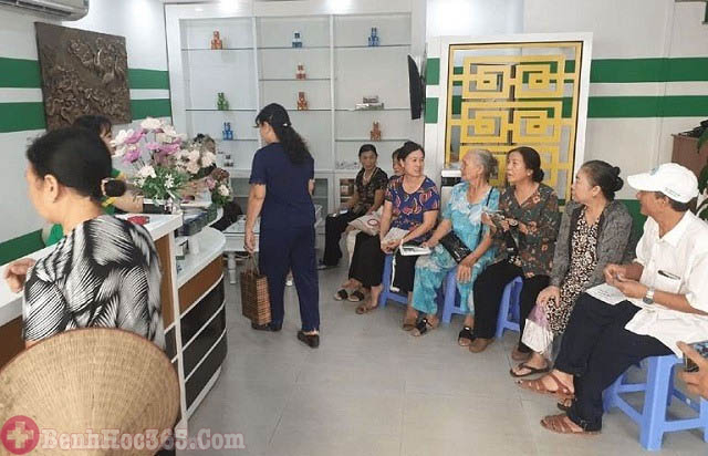 Phòng khám của bác sĩ lúc nào cũng đông bệnh nhân từ nhiều địa phương