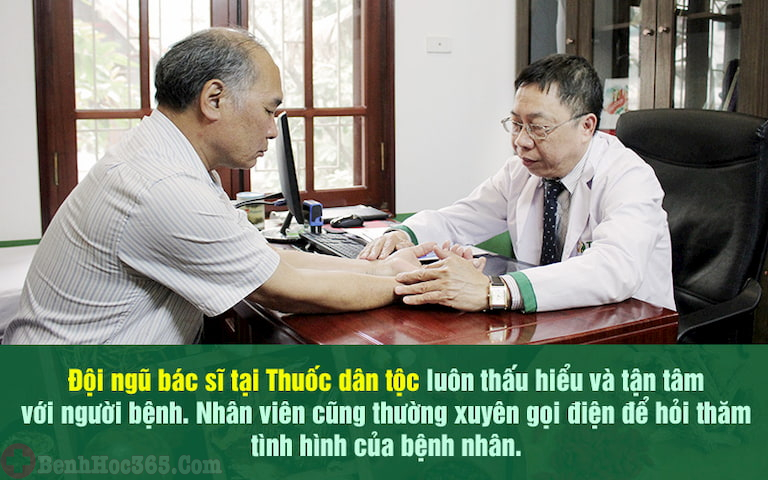 Bác sĩ Lê Hữu Tuấn tiến hành khám cho NS Bình Xuyên