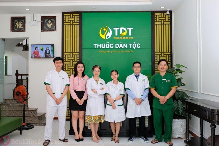 Bác sĩ Phương Mai (thứ 3 từ trái qua phải) chụp ảnh cùng đồng nghiệp