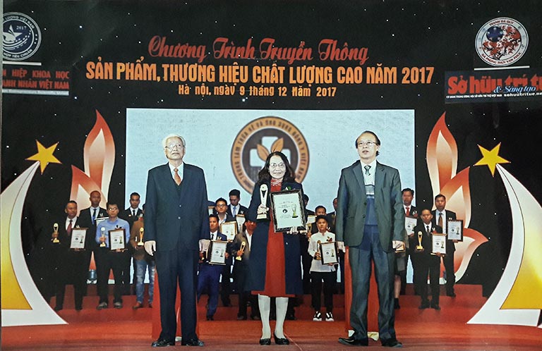 Thầy thuốc Lê Phương đại diện Trung tâm Phụ Khoa Đông y lên nhận cup vinh danh