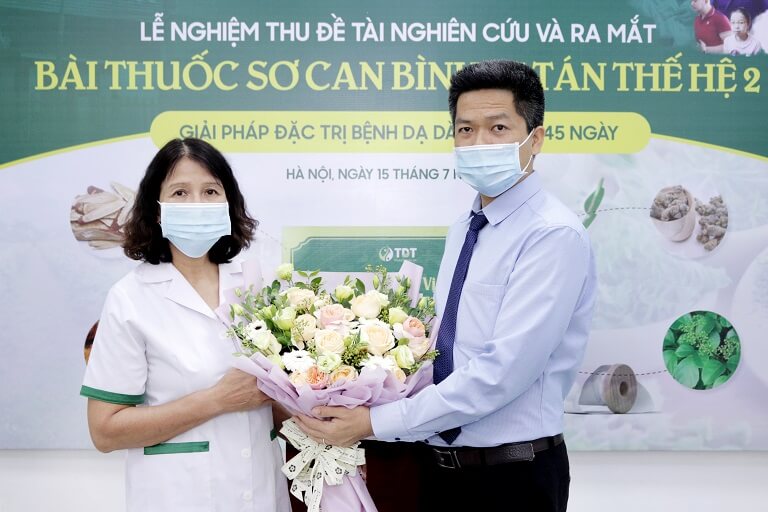 Ông Nguyễn Quang Hưng tặng hoa cảm ơn Hội đồng nghiên cứu