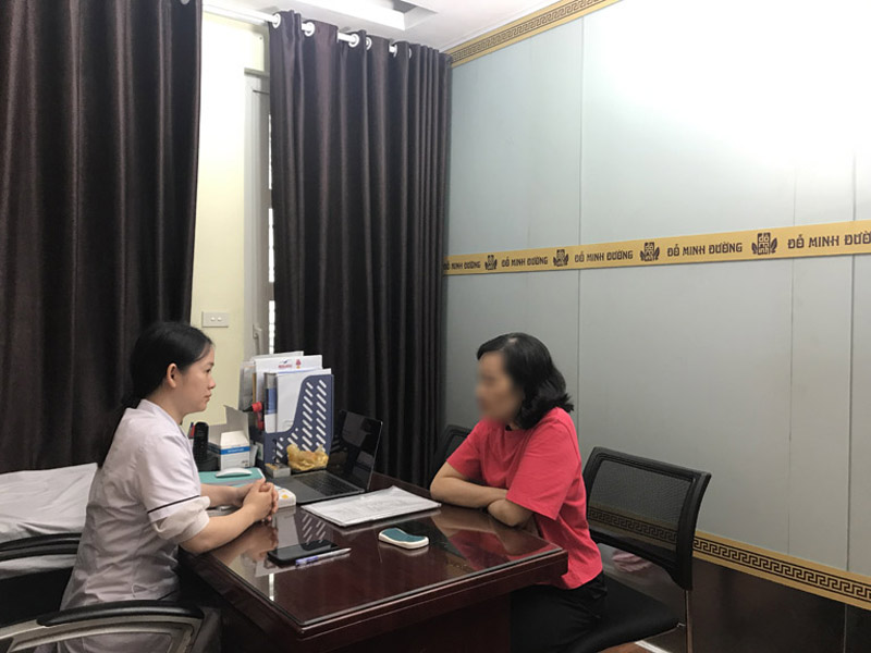 BS Ngô Thị Hằng là người thăm khám và tư vấn bệnh viêm âm đạo cho cô Hạnh